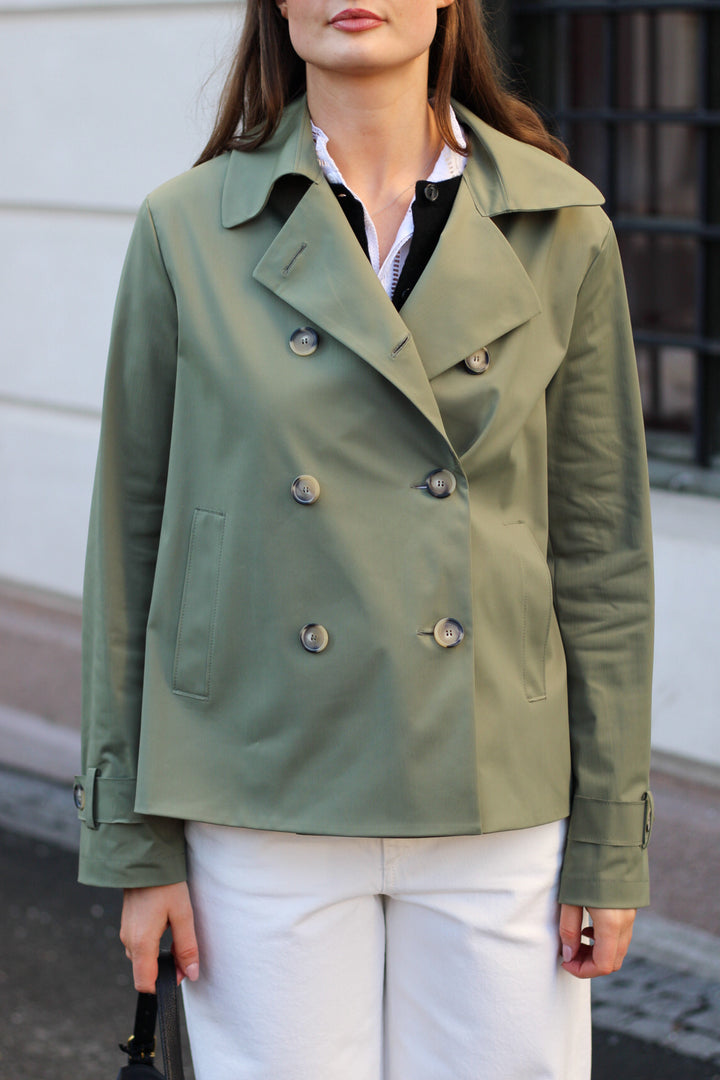 Harris Wharf - Women	cropped	trench light technic