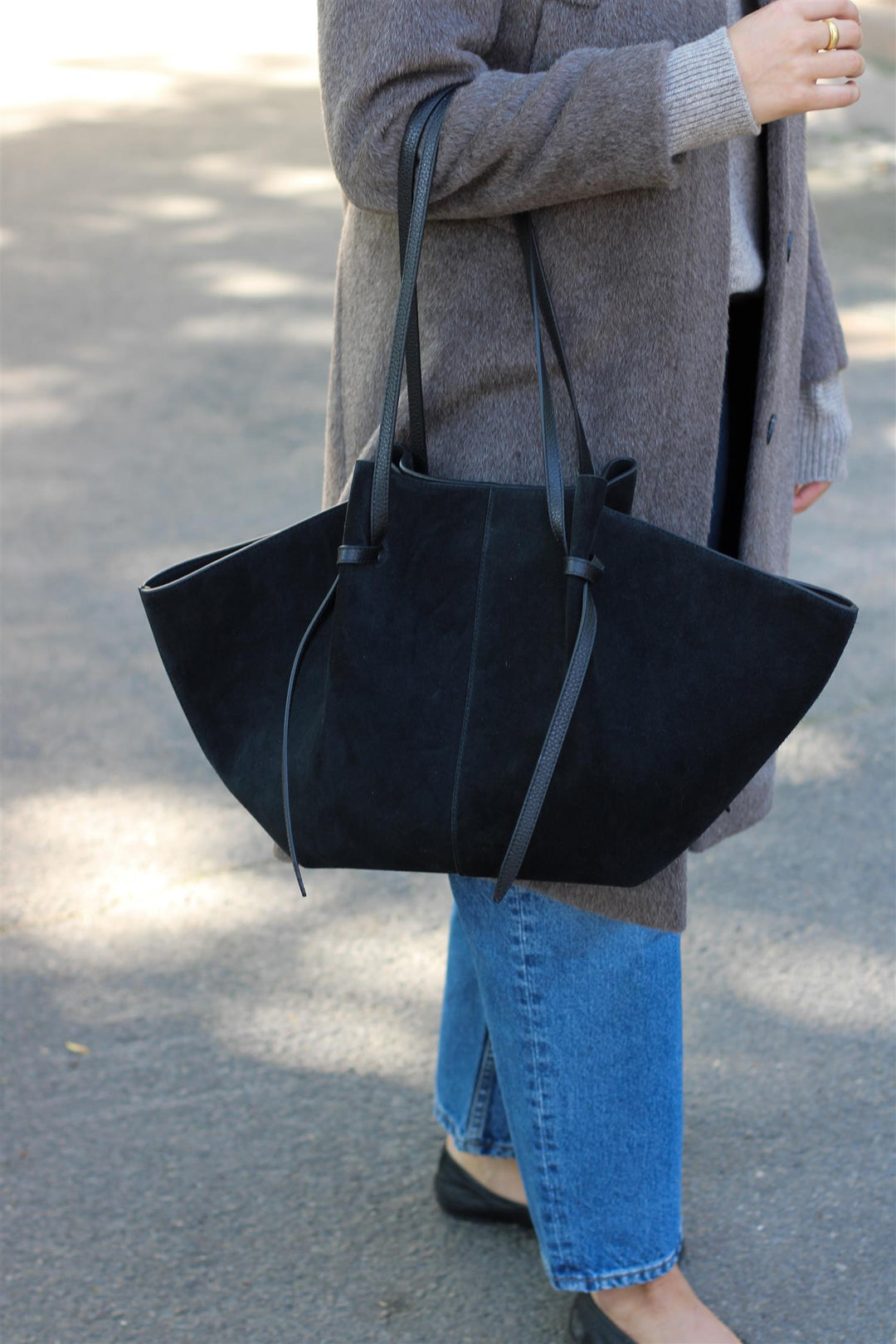 Yuzefi - Large Mochi Suede Black